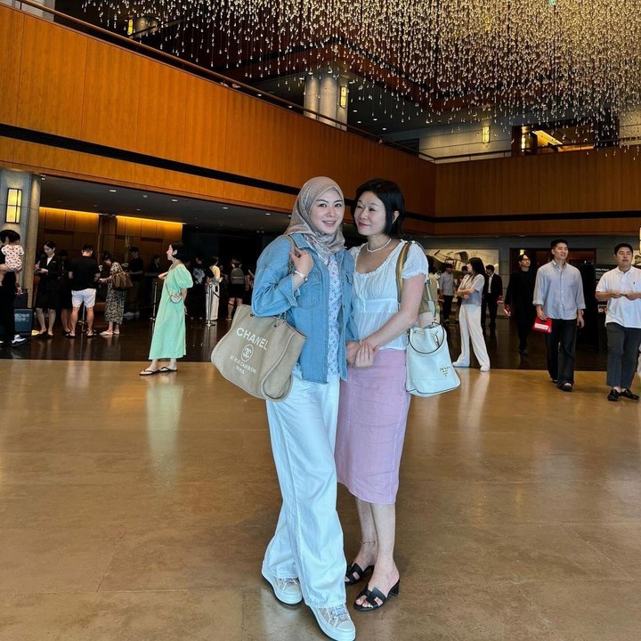 <p>Ayana Jihye Moon atau dikenal Ayana Moon merupakan selebgram Korea berhijab yang cukup populer di Indonesia. Ayana Moon sering membagikan aktivitasnya di media sosial. Perempuan 28 tahun ini juga kerap membagikan potret kebersamaannya dengan sang Bunda. (Foto: Instagram @xolovelyayana)</p>