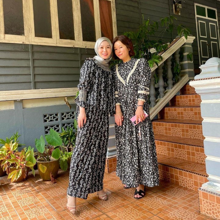 <p>Tak hanya saat hari besar, Ayana Moon juga terlihat mengenakan pakaian bermotif serupa dengan sang Bunda saat menghabiskan waktu bersama. Saat berada di Malaysia, keduanya kompak memakai dress terusan bermotif bunga berwarna hitam putih. (Foto: Instagram @xolovelyayana)</p>