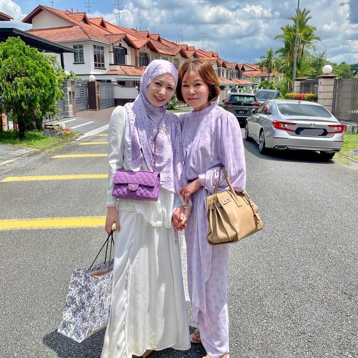 <p>Ayana Moon sudah lama menjadi mualaf atau memeluk agama Islam. Sementara sang Bunda diketahui tidak memeluk agama apa pun. Meski begitu, keduanya saling menghargai. Pada perayaan Idul Fitri beberapa waktu lalu, Ayana mengunggah foto bersama sang Bunda yang tampak mengenakan baju muslim berwarna ungu. "Aku pikir ini adalah Hari Raya pertamaku dengan ibu, aku menggunakan jilbab yang serasi dengan baju ibu," tulisnya di Instagram. (Foto: Instagram @xolovelyayana)</p>