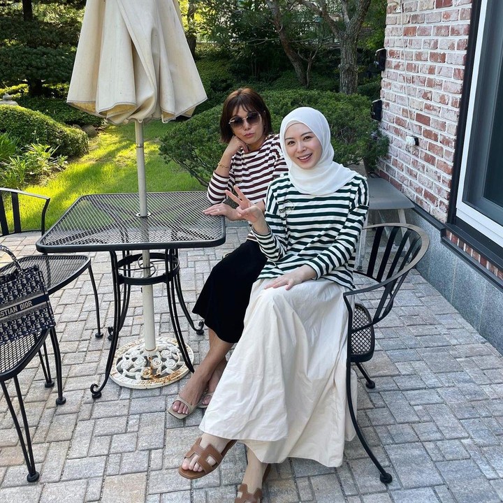 <p>Ayana Moon juga sering mengenakan pakaian yang sama dengan ibundanya. Dalam satu potret, Ayana Moon dan sang Bunda terlihat kompak menggunakan kaos bergaris hitam putih saat menghabiskan waktu di <em>outdoor</em>. (Foto: Instagram @xolovelyayana)</p>