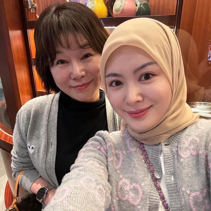 <p>Baru-baru ini, Ayana Moon mengunggah foto bersama ibundanya. Perempuan kelahiran Korea Selatan ini mengungkap kerinduannya dengan sang Bunda. Ayana berharap ibundanya itu bisa datang ke Jakarta lagi untuk bertemu dan menghabiskan waktu dengannya. "Saya selalu rindu ibu saya dan semoga ibu saya akan datang ke Jakarta, Ameen!" ungkapnya. (Foto: Instagram @xolovelyayana)</p>