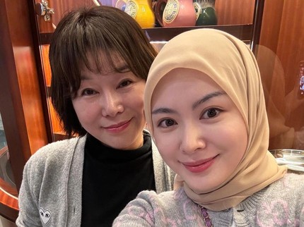 5 Potret Ayana Moon Selebgram Korea Selatan Berhijab dengan Ibunda