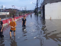 Tanggul Kali di Pondok Aren Tangsel Jebol, Rumah Warga Banjir