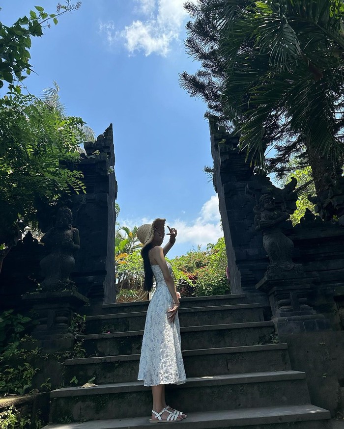 Berbagai tempat yang menyimpan keindahan alam serta kental akan budaya di Pulau Dewata ditelusuri dengan perasaan riang oleh sang idol, bahkan cuaca cerah pun mendukung waktu liburannya./ Foto: instagram.com/queen.chu_s