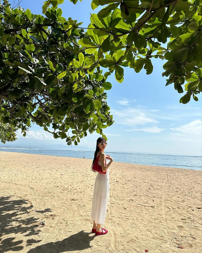 Berlibur ke Bali tak lengkap jika tidak mengunjungi pantainya, Beauties. Dalam kunjungannya ke Bali, Lee Mi Joo turut mengunjungi Pantai Sanur yang terkenal dengan kelembutan pasir putih dan arus tenang ombaknya./ Foto: instagram.com/queen.chu_s