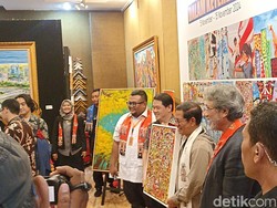 Pramono Hadiri Pameran Pelukis Disabilitas, Borong 5 Lukisan