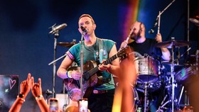 Chris Martin Jatuh di Panggung Konser Coldplay Australia