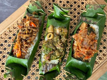 Menikmati Sensasi Nasi Bakar Autentik yang Pedasnya Bikin Nagih
