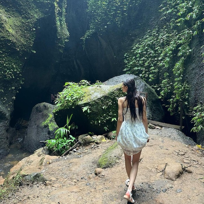 Destinasi wisata lain yang tak dilewatkan Lee Mi Joo selama berada di Bali adalah Tukad Cepung Waterfall, sebuah air terjun dengan pemandangan magis dimana airnya mengalir melalui celah gua di tengah hutan./ Foto: instagram.com/queen.chu_s