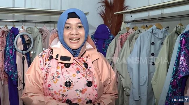 Kisah Bunda Eka Sukses Bisnis Jas Hujan Modis untuk Muslimah, Cuan Ratusan Juta