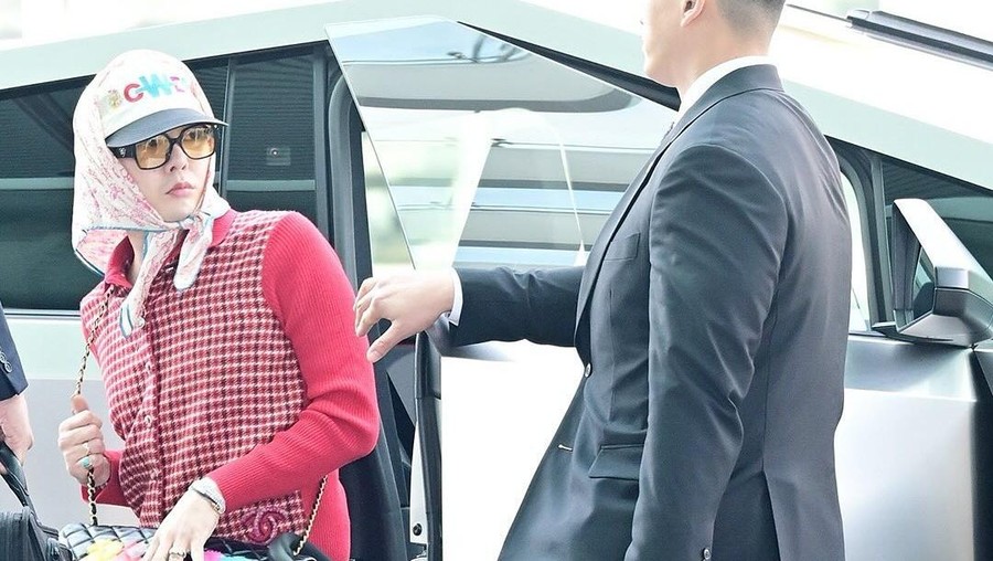 G-Dragon Nyentrik Pakai Mobil Tesla Cybertruck ke Bandara, Berapa Harganya?