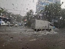 5 Ruas Jalan di Jaksel Tergenang Usai Hujan, Ketinggian Air Capai 60 Cm