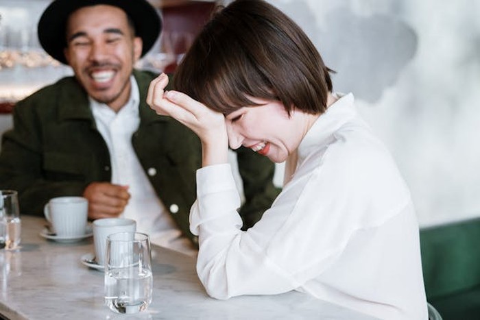 Ilustrasi seseorang tertawa / Foto: Pexels.com/cottonbro studio