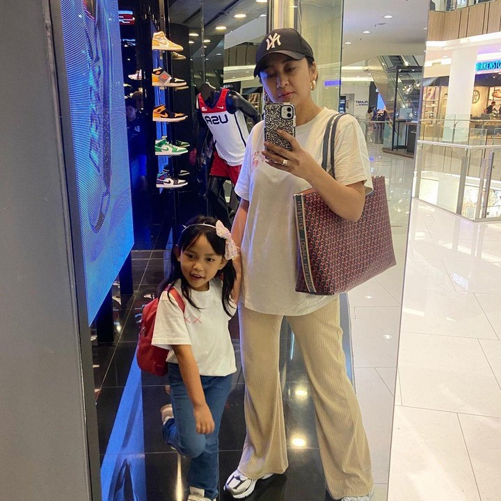 <p>Di tengah kesibukannya, Inne Azri tetap menyediakan waktu untuk <em>quality time</em> bareng putrinya. Perempuan kelahiran 31 Maret 1984 ini kerap mengajak sang putri jalan-jalan ke mall atau area <em>outdoor</em>. (Foto: Instagram @inneazri)</p>