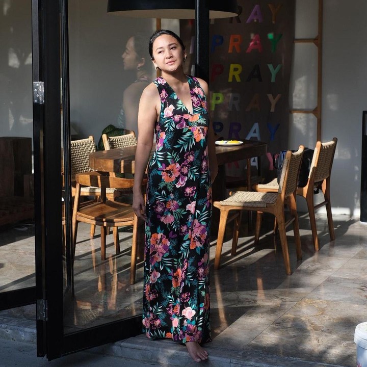 <p>Meski sering mengenakan pakaian kasual, Inne Azri juga kerap membagikan potret saat memakai dress. Dalam beberapa potret yang dibagikan, Inne Azri terlihat anggun mengenakan dress, yang membuat penampilannya semakin terlihat awet muda. (Foto: Instagram @inneazri)</p>