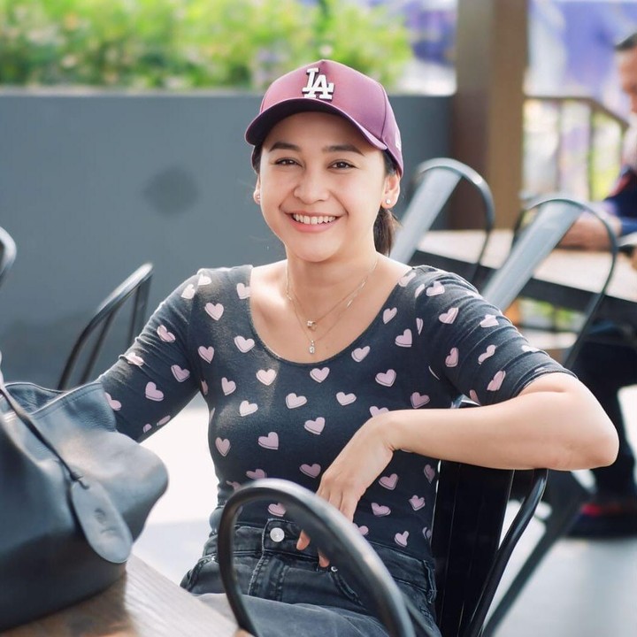 <p>Dalam kesehariannya, Inne Azri sering bergaya kasual, yang membuatnya terlihat seperti ABG. Ia sering mengenakan kaos yang kerap dipadukan dengan topi. (Foto: Instagram @inneazri)</p>