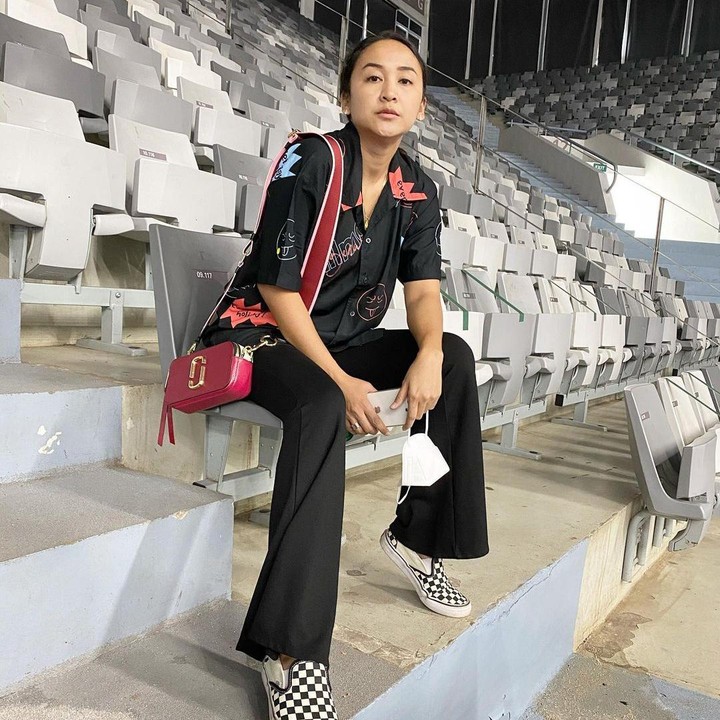 <p>Pemain sinetron Inne Azri sudah jarang tampil di layar kaca. Perempuan 40 tahun ini sudah berkarier di dunia hiburan selama 23 tahun, Bunda. Ia memulai kariernya sebagai model majalah remaja pada tahun 2001. (Foto: Instagram @inneazri)</p>