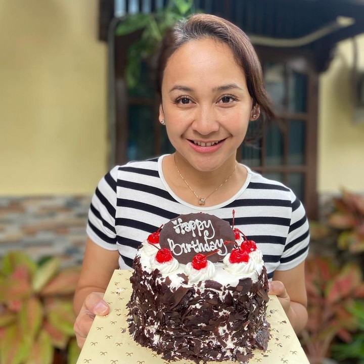 <p>Inne Azri juga sering terlihat menggunakan riasan yang sederhana dalam kesehariannya. Hal itu membuat beberapa netizen memuji parasnya yang dianggap cantik natural. "Artis yang enggak banyak tingkah, enggak ribet, cantik banget walaupun tanpa <em>make up</em>, mungkin cuma inne azri aja yang berani begini," tulis akun @sa***. (Foto: Instagram @inneazri)</p>