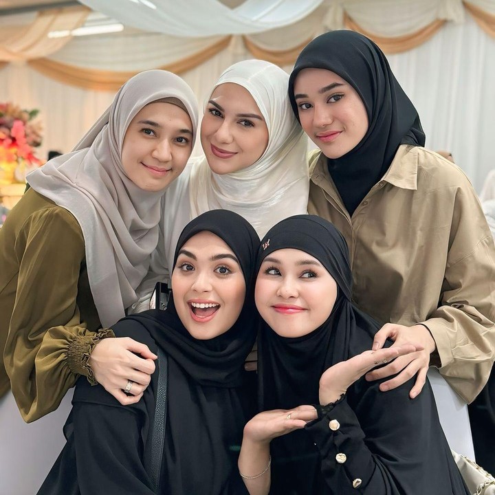 <p>Acara Tasyakuran ini juga dihadiri teman dekat Irish Bella dan Haldy Sabri. Mereka yang hadir di antaranya adalah artis Vebby Palwita dan Dhini Aminatri. Kedua artis tersebut juga hadir di akad nikah pernikahan Irish Bella dan sang suami. (Foto: Instagram @_irishbella_)</p>