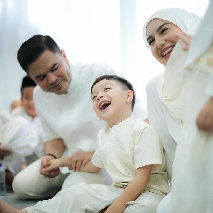 <p>Setelah menikah, kehidupan rumah tangga mereka selalu sukses mencuri perhatian publik. Bahkan, Irish pun sering memperlihatkan kedekatan Haldy dengan kedua anaknya, Air Rumi Akbar dan Ara Puti Sabai Akbar. (Foto: Instagram@_irishbella_)</p>