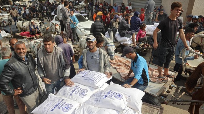 Kapal bantuan kemanusiaan untuk Palestina yang porak-poranda usai digempur genosida Israel baru berlabuh di Pelabuhan El-Arish, Mesir.