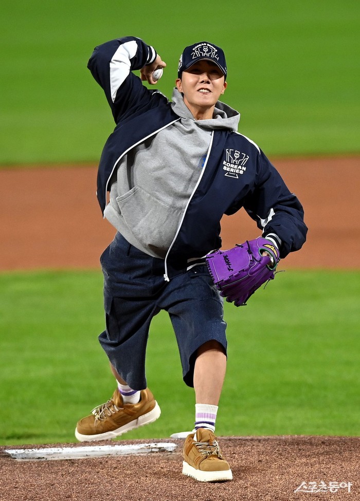 j-hope sudah lama dikenal sebagai penggemar berat KIA Tigers, tim bisbol profesional yang berbasis di kampung halamannya. Oleh karena itu, melakukan ceremonial first pitch di Gwangju, Korea Selatan merupakan suatu kehormatan baginya. / Foto: 스포츠동아