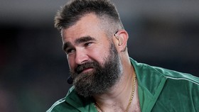Jason Kelce Buka Suara Usai Insiden Rusak Ponsel Penghina Travis
