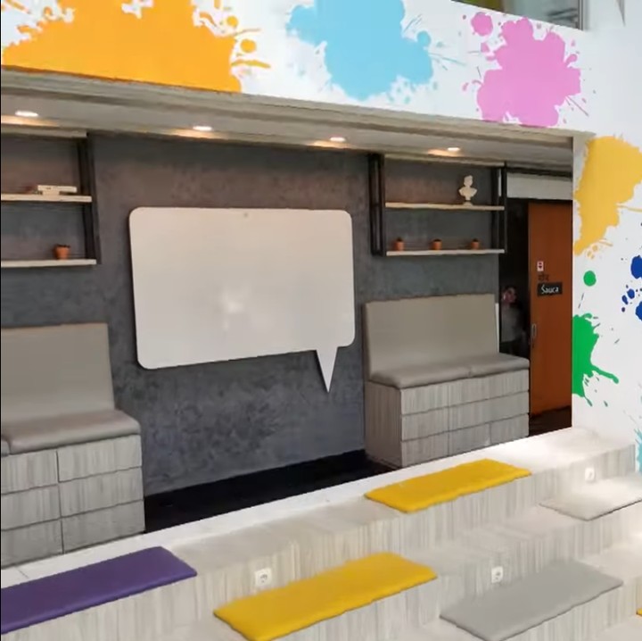 <p>Tidak sembarangan orang bisa masuk ke dalam kantor ini karena pintunya hanya bisa dibuka dengan sidik jari orang-orang tertentu. Salah satunya adalah Cinta sendiri. (Foto: YouTube TRANS7 OFFICIAL)</p>
