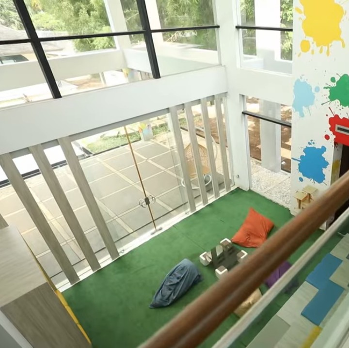 <p>Ketika memasuki kantor yang menaungi delapan perusahaan ini, Bunda akan melihat ruangan yang luas dan terbuka. Cinta mengatakan, kantornya ini terinspirasi dari kantor Google. (Foto: YouTube TRANS7 OFFICIAL)</p>
