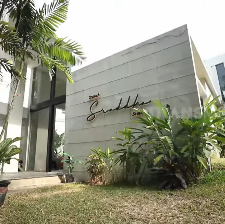 <p>Kantor yang terletak di kawasan elite Jakarta Selatan ini diberi nama Rumah Sraddha Semesta yang memiliki arti Rumah Pengetahuan Abadi atau creative hub tempat berkumpulnya anak-anak muda. Kantor ini dibangun dengan luas sekitar 3.200 meter persegi. (Foto: YouTube TRANS7 OFFICIAL)</p>
