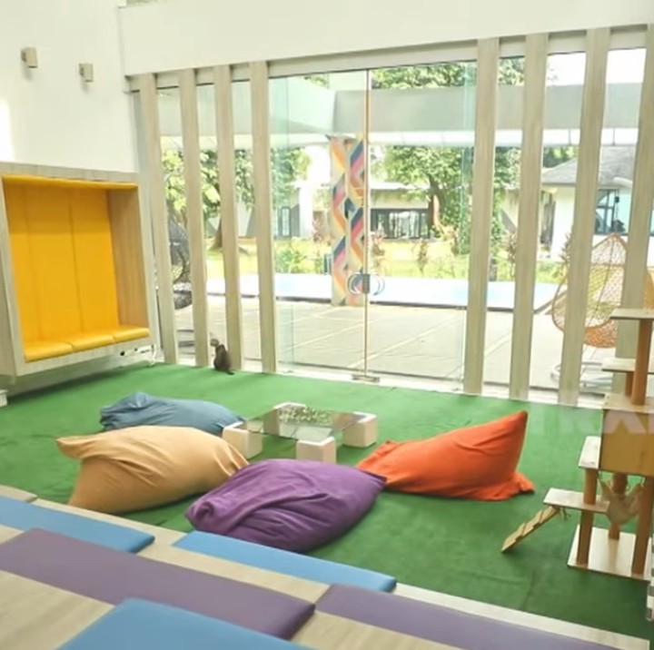 <p>"Ini kan tempatnya asyik ada <em>bean bag</em>-nya, karena aku terinspirasi sama Google <em>office</em>. Jadi kalau kita <em>meeting</em>, aku tuh inginnya proyektor turun, terus kita <em>meeting</em>-nya di sini," ujar Cinta. (Foto: YouTube TRANS7 OFFICIAL)</p>