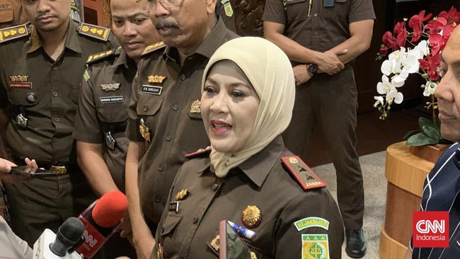 Kajati Jatim mengatakan pejabat PN Surabaya inisial R belum diperiksa, dan akan menunggu hasil penyidikan.