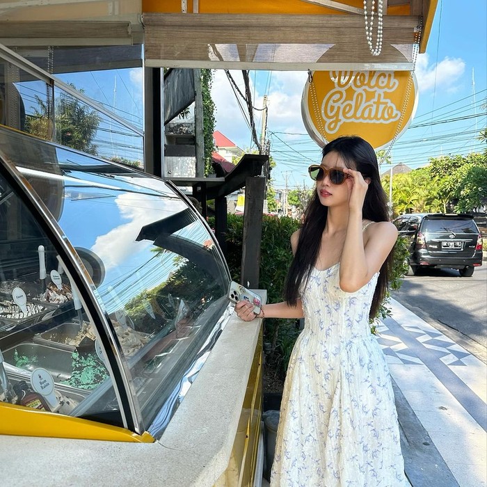 Lee Mi Joo beristirahat sejenak dari aktivitas jalan-jalannya mengagumi keindahan panorama Pulau Bali dengan membeli es krim di gerai Dalchi Gelato yang terletak di Kuta untuk menetralkan panas terik di langit cerah./ Foto: instagram.com/queen.chu_s