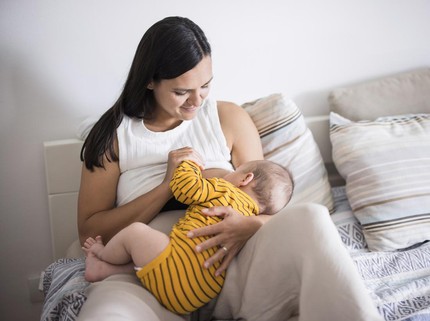 Studi Ungkap Menyusui Mampu Kurangi Risiko Penyakit Chron pada Bayi