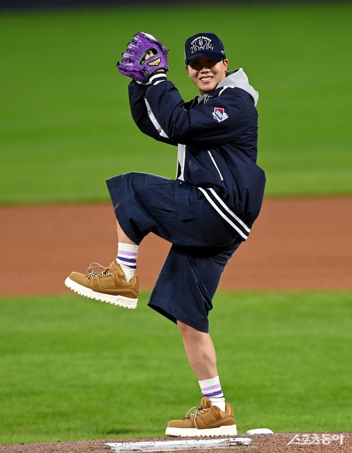 Meski baru merampungkan kewajibannya sebagai warga Korea Selatan, pemilik shio Anjing ini sudah mulai disibukkan dengan jadwal individu. Schedule resmi pertamanya setelah selesai wamil ialah menjadi pelempar pertama di 2024 Korean Series. / Foto: 스포츠동아