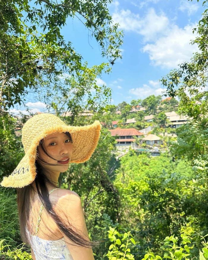 Pada (2/11), Lee Mi Joo membagikan momen bahagianya saat melakukan perjalanan untuk menikmati keindahan pulau Bali melalui akun media sosial pribadi. Kunjungannya yang diam-diam sukses mengejutkan para penggemar, Beauties./ Foto: instagram.com/queen.chu_s