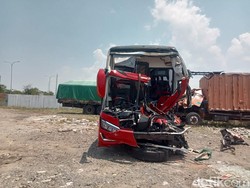 Detik-detik Laka di Tol Kendal-1 Tewas: Truk Terguling Usai Ditabrak Agra Mas