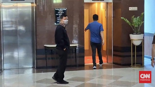 Edward Tannur, ayah dari terpidana Ronald Tannur, diperiksa penyidik jaksa di Kantor Kejaksaan Tinggi Jawa Timur di Surabaya, Selasa (5/11).