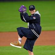5 Potret j-hope BTS Jadi First Pitcher di Pertandingan Bisbol Kedua 2024 Korean Series