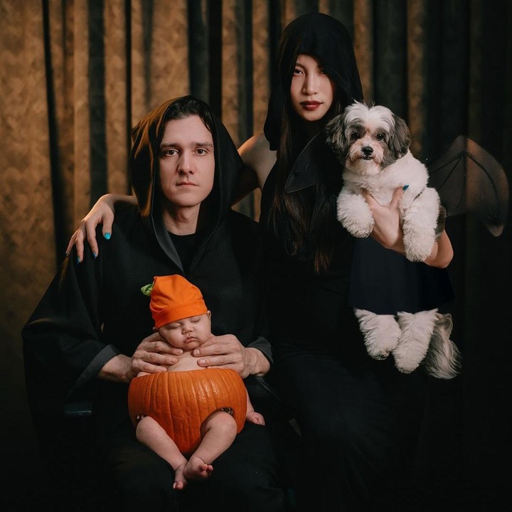 <p>Meski masih satu bulan, Patricia Gouw mengajak sang putri untuk merayakan Halloween untuk pertama kalinya. Tidak hanya itu, ia juga mengajak sang suami, Daniel Bertoli untuk berpose bersama. (Foto: Instagram: @patriciagouw)</p>