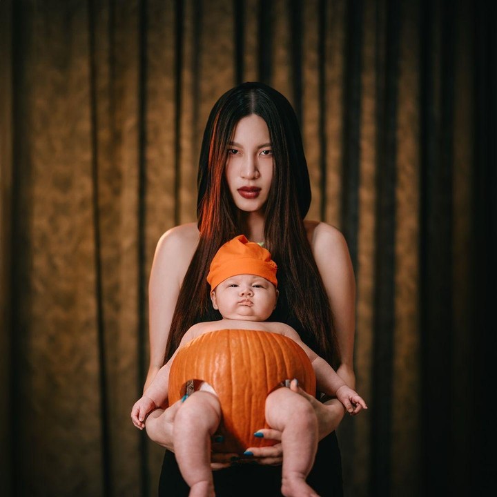 <p>Melalui laman Instagram-nya, perempuan yang akrab disapa Patgow ini mengunggah potret kala dirinya dan sang suami berdandan sebagai drakula. Sementara itu, Si Kecil Zoe terlihat menggemaskan dengan kostum labu. (Foto: Instagram: @patriciagouw)</p>