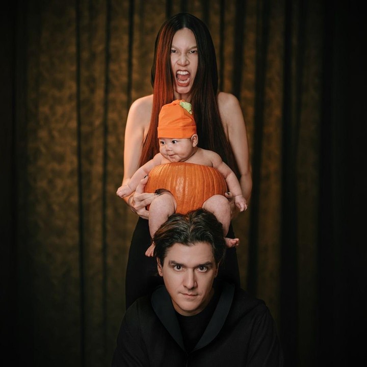 <p>"<em>Spooky season</em>. Merayakan Halloween pertama kami sebagai keluarga dan ulang tahun Ayah Daniel pada tanggal 31 Oktober! Slide ke berapa favorit kalian? Sumpah usaha banget foto beginian Say, tapi<em> worth it</em>," kata Patricia dengan menyisipkan emotikon hati dan tertawa. (Foto: Instagram: @patriciagouw)</p>
