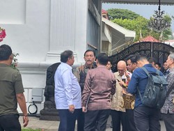 Prabowo Rapat Bareng Airlangga-Luhut, Bahas Penurunan Daya Beli