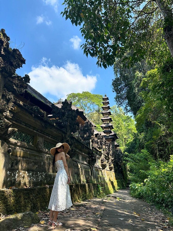 Puncak dari perjalanan mendaki bukit tersebut mengantarkannya untuk menyaksikan bangunan kuno nan megah yang merupakan salah satu harta karun Pulau Bali yakni Pura Gunung Lebah./ Foto: instagram.com/queen.chu_s