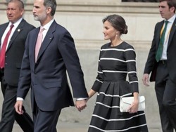 Raja & Ratu Spanyol Dilempari Lumpur-Diteriaki Pembunuh Saat Datangi Lokasi Banjir