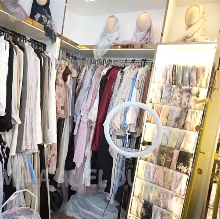 <p>Masih di ruangan yang sama, Inara memanfaatkan setiap sudut studionya itu dengan sangat baik. Perempuan 31 tahun ini juga menyediakan tempat khusus untuk <em>live streaming</em>. (Foto: YouTube MAIA ALELDUL TV)</p>