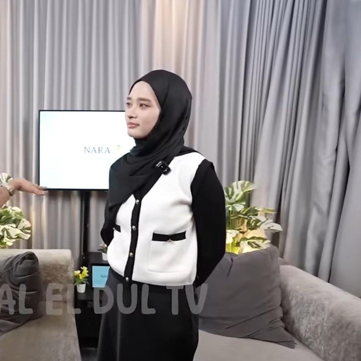<p>Di lantai tiga, Inara juga menyediakan sebuah ruangan khusus untuk tempatnya bekerja. Studio <em>podcast-</em>nya ini dilengkapi dengan beragam properti syuting seperti sofa, televisi, hingga<em> lighting.</em> (Foto: YouTube MAIA ALELDUL TV)</p>