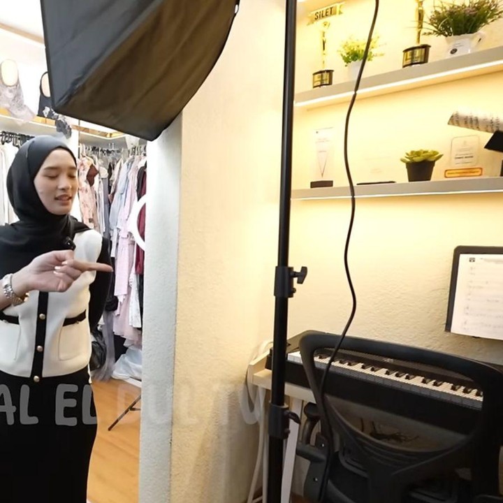 <p>Selain itu, ada juga area yang digunakan sebagai tempat Starla belajar musik. Ini dilengkapi dengan alat musik seperti piano dan biola, Bunda. (Foto: YouTube MAIA ALELDUL TV)</p>