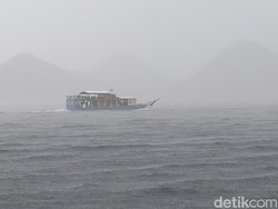 Kapal Wisata Labuan Bajo Waspadai Abu Vulkanik Gunung Lewotobi Laki-laki