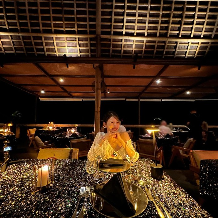 Sementara itu, Lee Mi Joo melakukan liburan kali ini bersama rekan dancer Yoo Ji Young yang kerap melatih untuk tarian Lovelyz dan keduanya bermalam di The Meru Sanur Hotel./ Foto: instagram.com/queen.chu_s